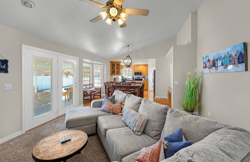 Washington Terrace House | Spacious & Fun Family Retreat ~ Game Room ~ Patio!