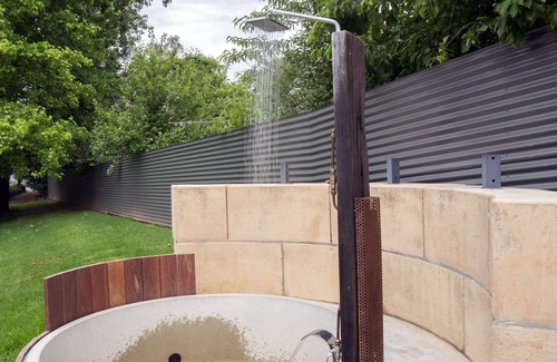 Tawonga South Apartment | Spacious Garden House | real log fire | sleeps 8 | outdoor tub | pool