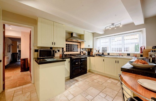 Bourton House | Spacious and contemporary, family-friendly holiday home in the Cotswolds with a tranquil garden - Gr