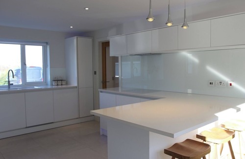 Swindon House | Spacious 4BD Smart Home in Idyllic Rural Setting