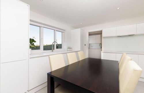 Swindon House | Spacious 4BD Smart Home in Idyllic Rural Setting