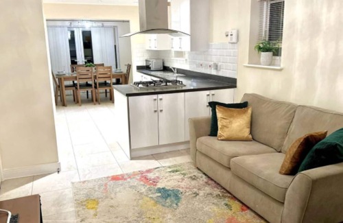 Earls Barton House | Spacious 4-Bedroom Home in Northampton w/Garden, and Parking