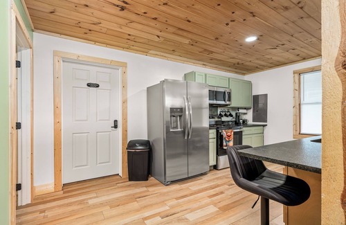 Crossville Cabin | Spacious Get Away: Mt. View Cabin fully equipped kitchen ONLY 15min to Town