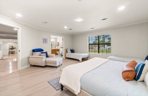 Willis Resort | Spacious Getaway 12 Acres Whole Family w/Private Pool Sleeps 20+