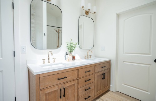 Soquel House | Spacious Getaway – Hot Tub, Big Yard, Near Beach, pet friendly, Great for All!