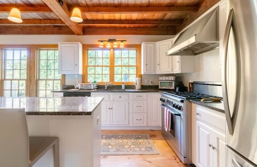 Newport East House | Spacious Getaway with Sauna Close to Newport & Beaches