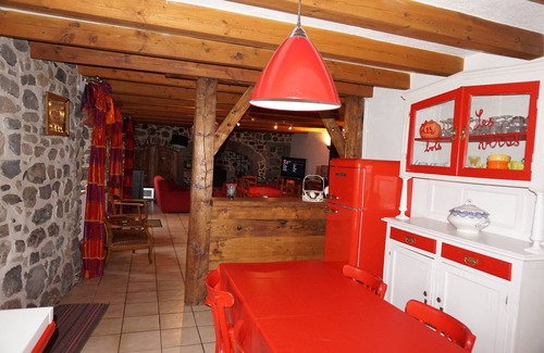 Valbeleix House | SPACIOUS GITE in the heart of the Parc des Volcans d'Auvergne near Besse St Anastaise