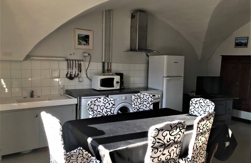 Le Glaizil Cottage | Spacious gîte with courtyard in village, hiking, climbing, at foot of mountains
