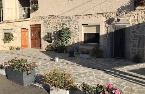 Le Glaizil Cottage | Spacious gîte with courtyard in village, hiking, climbing, at foot of mountains