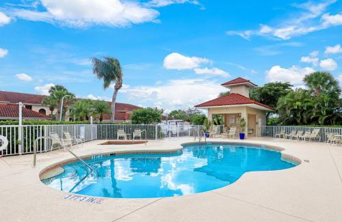 Naples Apartment | Spacious Golf Club Condo, Membership Available!
