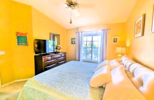 Naples Apartment | Spacious Golf Club Condo, Membership Available!