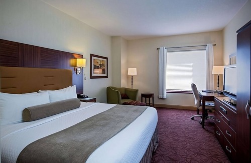 Wauwatosa Hotel | Spacious Good-Value Accommodation! Pool, Free Parking, Pets Allowed