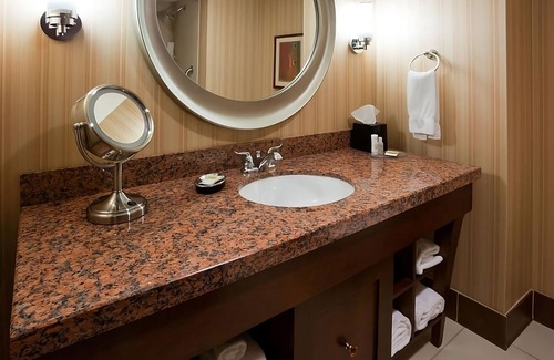 Wauwatosa Hotel | Spacious Good-Value Accommodation! Pool, Free Parking, Pets Allowed
