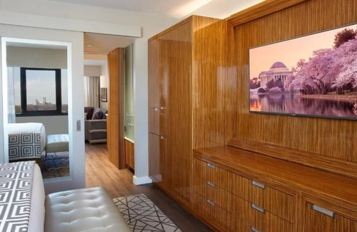 West End House | Spacious Good-Value Accommodation! Parking, Pool, Near Smithsonian Museums