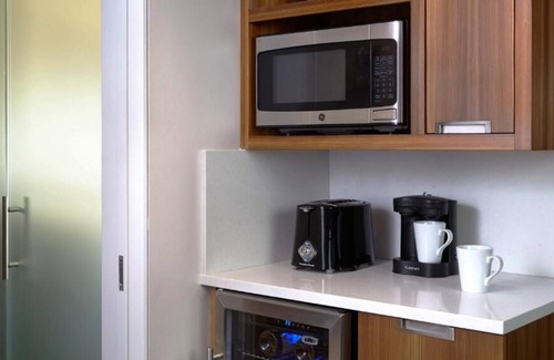 West End House | Spacious Good-Value Accommodation! Parking, Pool, Near Smithsonian Museums
