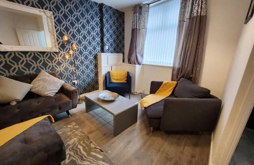 Liverpool House | Spacious Goodison Accommodation, Sleeps 8 – Near Anfield