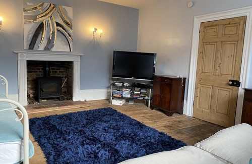 Marlborough House | Spacious Grade 2 Listed home - central Marlborough - free parking