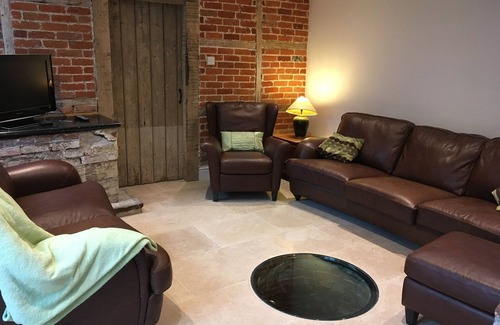 Marlborough House | Spacious Grade 2 Listed home - central Marlborough - free parking