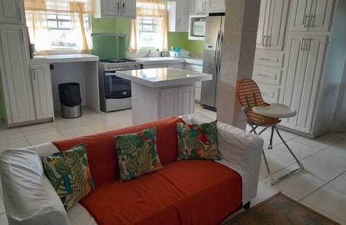 Hastings Apartment | Spacious ground floor apartment close to beaches, bars and restaurants