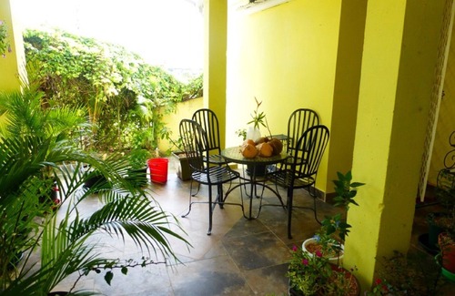 Hastings Apartment | Spacious ground floor apartment close to beaches, bars and restaurants