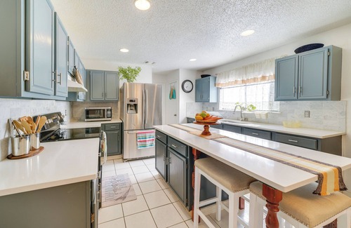 Heritage Villa | Spacious Group Retreat: 15 Mi to Dtwn San Antonio!