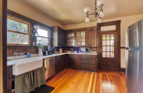 Kerns House | Spacious Group Retreat - 5BR - Sleeps 12