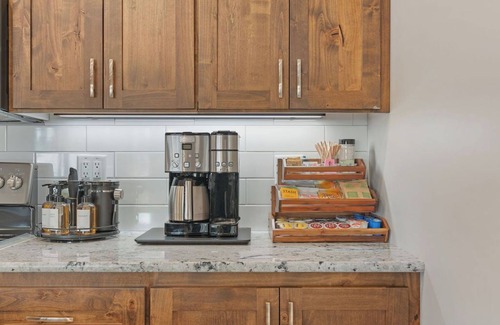 West Yellowstone House | Spacious Group Getaway * Make Memories 1 mile from Yellowstone!