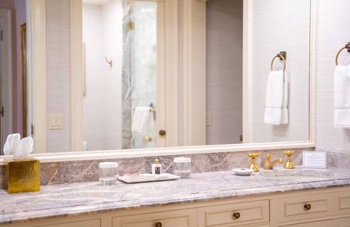 Downtown San Diego Hotel | Spacious Guest Room Near Zoo – 3 Miles Away | Valet Parking Available