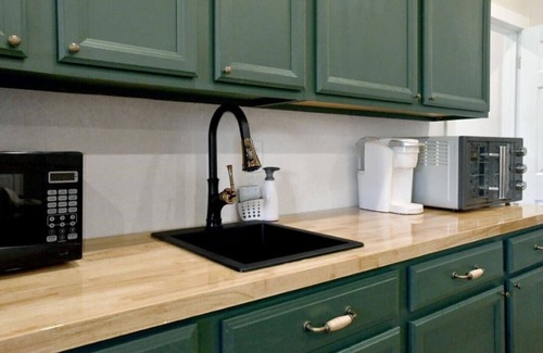 Central Point House | Spacious Guesthouse w/King Bed, Fireplace, 65" TV, Close to Airport, Central Pt
