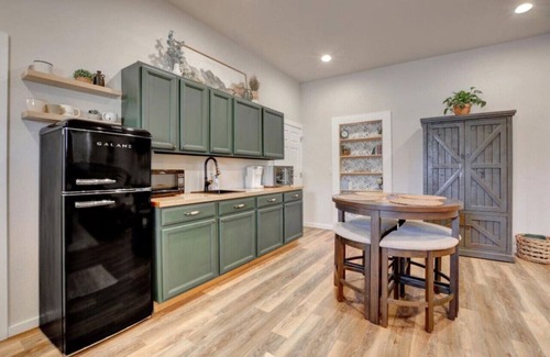 Central Point House | Spacious Guesthouse w/King Bed, Fireplace, 65" TV, Close to Airport, Central Pt