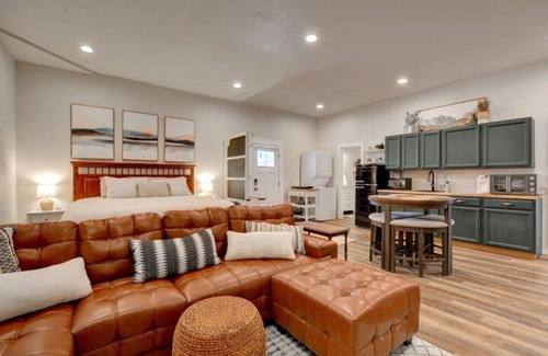 Central Point House | Spacious Guesthouse w/King Bed, Fireplace, 65" TV, Close to Airport, Central Pt