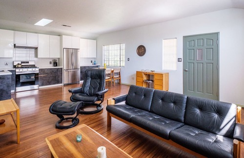 Northridge Apartment | Spacious Guesthouse in Sherwood Forest - 1 Acre Gated Property - Views of Trees