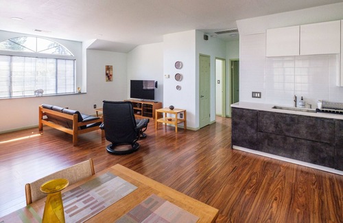 Northridge Apartment | Spacious Guesthouse in Sherwood Forest - 1 Acre Gated Property - Views of Trees