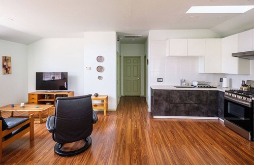 Northridge Apartment | Spacious Guesthouse in Sherwood Forest - 1 Acre Gated Property - Views of Trees