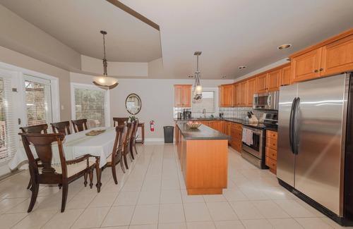 Historic Old Town House | Spacious House - GREAT LOCATION in Old Town NOTL with HOT TUB & Univ. EV CHARGER