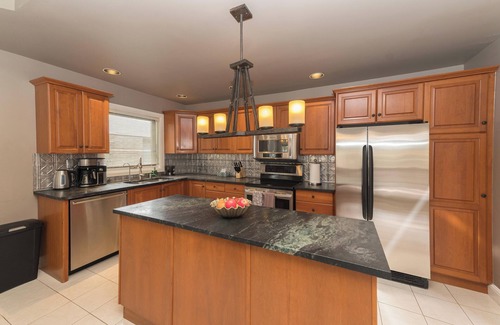 Historic Old Town House | Spacious House - GREAT LOCATION in Old Town NOTL with HOT TUB & Univ. EV CHARGER