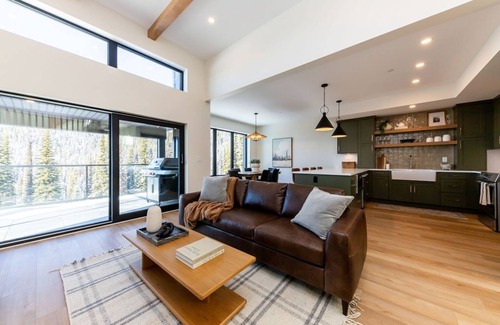 Vernon House | Spacious home with mountain views, private hot tub, sauna, and pet-friendly!