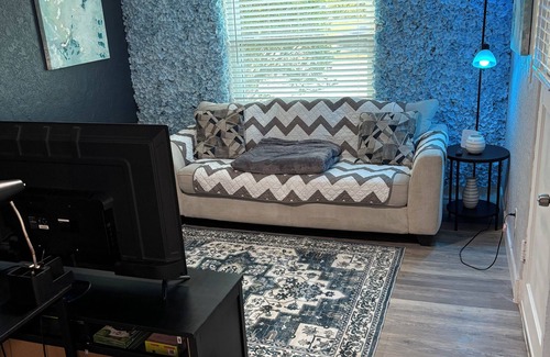 North Orange House | Spacious half 1/1 duplex in amazing location!