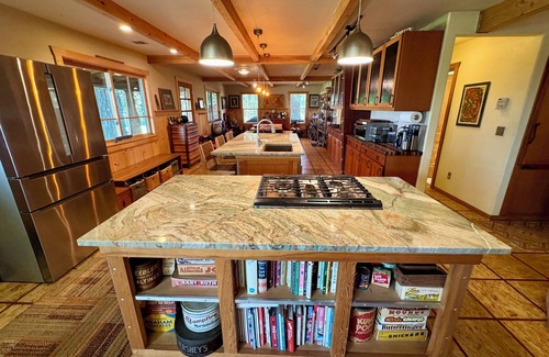 Troutdale House | Spacious HGTV Home on 3 acres near Columbia Gorge w/Silo Rooms, 15 min from PDX