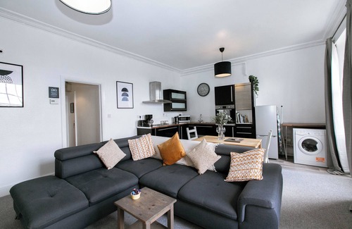 Exeter Apartment | Spacious Hidden Apt Walk To City Ctr Free Parking