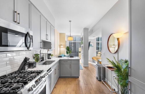 The Gulch Apartment | Spacious High-Rise Studio On Broadway - WiFi, Utilities, In-Unit WD included.