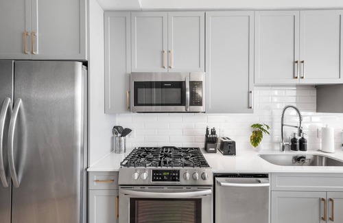 The Gulch Apartment | Spacious High-Rise Studio On Broadway - WiFi, Utilities, In-Unit WD included.