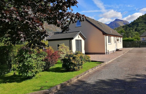 Glencoe House | Spacious Highland Getaway*ALL rooms en-suite* (3rd Bedroom optional extra)