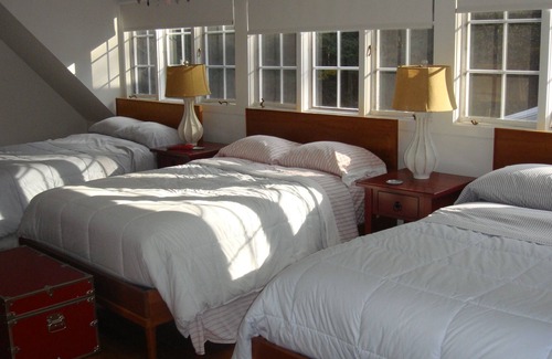 Woodstock House | Spacious Hilltop Home with Expansive Views and 5 min Walk to Town