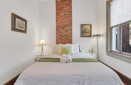 Italian Village House | Spacious Historic 8-Bedroom Manor in Short North - Perfect for Large Groups