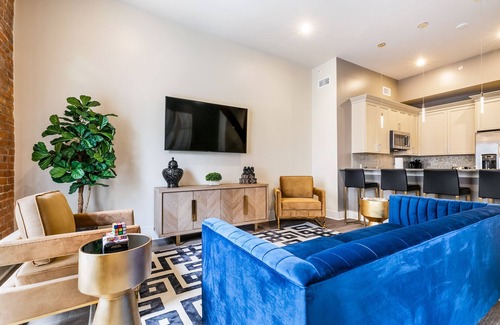Arts/Warehouse District Apartment | SPACIOUS, HISTORIC CHARMER🧡 DOWNTOWN 4 BEDROOM WITH 2 BALCONIES WRAPPED IN WROUGHT IRON