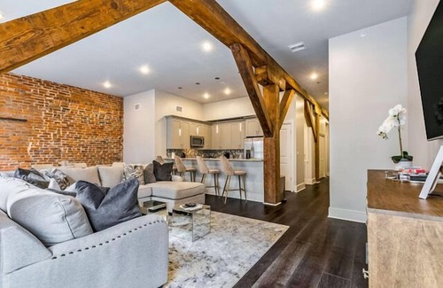 Arts/Warehouse District Apartment | SPACIOUS, HISTORIC CHARMER🧡 DOWNTOWN 4 BEDROOM WITH 2 BALCONIES WRAPPED IN WROUGHT IRON