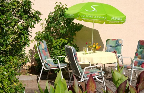 Nordheim a. Main Apartment | Spacious holiday home (100sqm) in the attic with a view of the vineyards