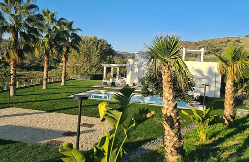 Leonforte House | Spacious holiday home in Leonforte with swimming pool