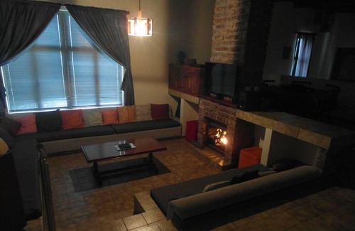 Struisbaai House | Spacious holiday home within walking distance from the beach and harbour.